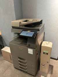 FAXコピー機ご利用いただけます（現金）
※コワーキングスペースにございます。 - IDEABOXシェアオフィス＆カフェ レンタルスペース　１人用完全個室①の設備の写真