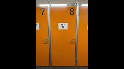 個室のお部屋が並んでいます。【TS-R 8】と貼られたお部屋をご利用ください。 - 秋葉原ライズオフィス 秋葉原ライズオフィス　一人用個室【TS-R 8】の入口の写真