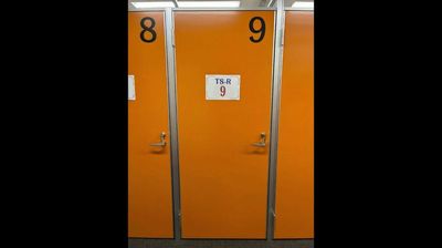 個室のお部屋が並んでいます。【TS-R 9】と貼られたお部屋をご利用ください。 - 秋葉原ライズオフィス 秋葉原ライズオフィス　一人用個室【TS-R 9】の入口の写真