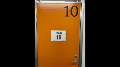 個室のお部屋が並んでいます。【TS-R 10】と貼られたお部屋をご利用ください。 - 秋葉原ライズオフィス 秋葉原ライズオフィス　一人用個室【TS-R 10】の入口の写真