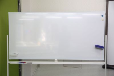 壁掛けホワイトボード完備
サイズ：3600×1300
可動式ホワイトボード無料完備
サイズ：1800×900 - みんなの貸会議室　那覇東町店 東町302会議室[定員25+予備椅子]の設備の写真