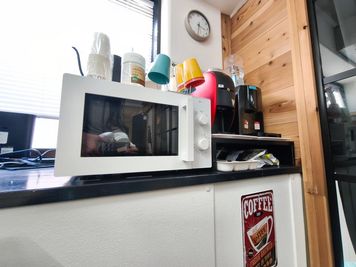 電子レンジ完備。コーヒーメーカーもあり、ウォーターサーバーもございます。 - 【大阪メトロ御堂筋「本町」駅徒歩2分 】オレンジワーク本町店 【シアタールーム】貸切パーティースペース【推し活・女子会】の設備の写真
