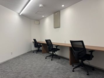 デスクを中心とした集中スペース。 - Wise space　長岡 【Wise space507】仕事も気分転換もできる多目的空間の室内の写真