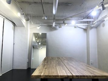 撮影や展示会などに最適な白を貴重とした天高なレンタルスペース 外苑コーポの室内の写真