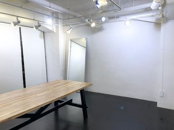 撮影や展示会などに最適な白を貴重とした天高なレンタルスペース 外苑コーポの室内の写真