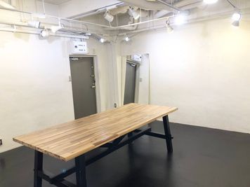 撮影や展示会などに最適な白を貴重とした天高なレンタルスペース 外苑コーポの室内の写真