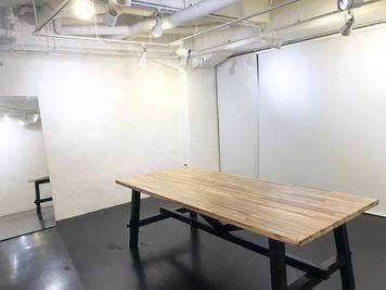 撮影や展示会などに最適な白を貴重とした天高なレンタルスペース 外苑コーポの室内の写真