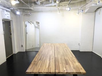 撮影や展示会などに最適な白を貴重とした天高なレンタルスペース 外苑コーポの室内の写真