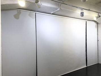 撮影や展示会などに最適な白を貴重とした天高なレンタルスペース 外苑コーポの設備の写真