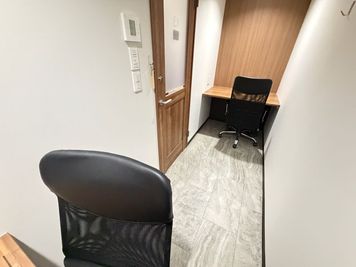 【船橋駅から徒歩1分】モニター・フリードリンク付き2名個室（ブース13）3F - いいオフィス船橋