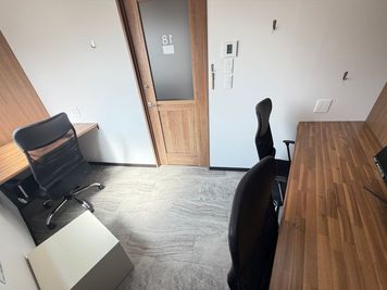 【船橋駅から徒歩1分】モニター・フリードリンク付き3名個室（ブース18）3F - いいオフィス船橋