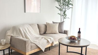 ３人掛けソファとカーテン - サモスタ目黒店 サモスタ目黒店501の室内の写真