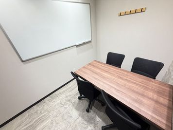 いいオフィス船橋 4名会議室（Room A）の室内の写真