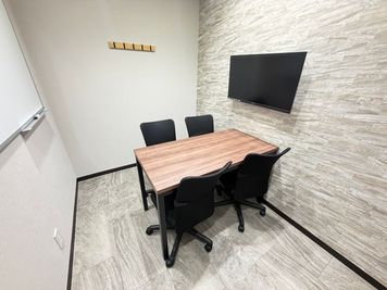 【船橋駅から徒歩1分】モニター・フリードリンク付き4名会議室（Room A）2F - いいオフィス船橋