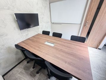 【船橋駅から徒歩1分】モニター・フリードリンク付き6名会議室（Room C）2F - いいオフィス船橋