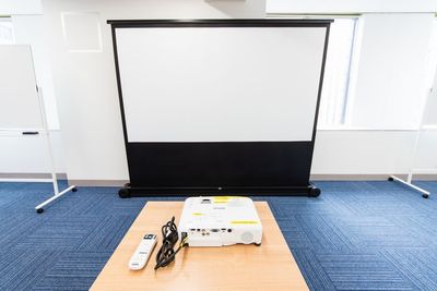 100インチプロジェクタースクリーン - みんなの貸会議室　那覇東町店 東町201会議室[定員80+予備椅子]の設備の写真