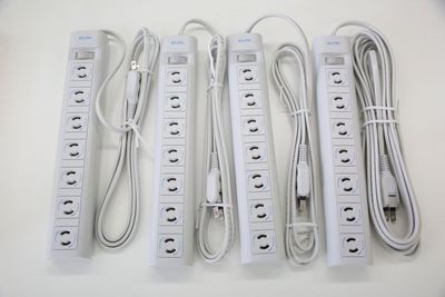 電源タップ無料完備
5メートル×5、2メートル×2 - みんなの貸会議室　那覇東町店 東町201会議室[定員80+予備椅子]の設備の写真