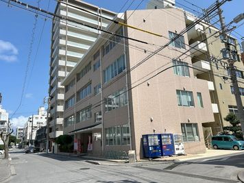 みんなの貸会議室　那覇東町店 東町201会議室[定員80+予備椅子]の外観の写真