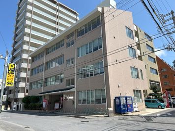 みんなの貸会議室　那覇東町店 東町201会議室[定員80+予備椅子]の外観の写真
