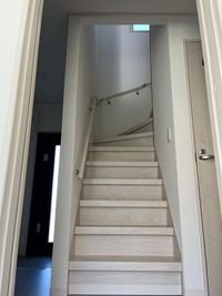 急ですが手すりのついた階段を上がって下さい - シュシュ 和室レンタルスペースの室内の写真