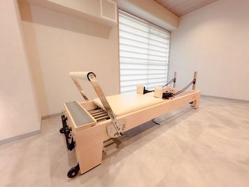JUNO PILATES社のリフォーマー - Lien Blanc  -Pilates Studio- レンタルマシンピラティスLien Blanc 京橋の室内の写真