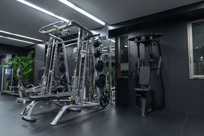 - STUDIO B -
上質で洗練された空間になっており、海外より厳選したバリエーション豊かなマシンを揃えております。 - HALLEL 半蔵門店 【STUDIO B】利用 （オープンスペース型スタジオ）の室内の写真