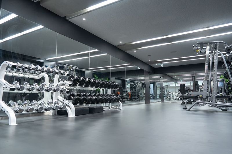 - STUDIO B -
上質で洗練された空間になっており、海外より厳選したバリエーション豊かなマシンを揃えております。 - HALLEL 半蔵門店 【STUDIO B】利用 （オープンスペース型スタジオ）の室内の写真