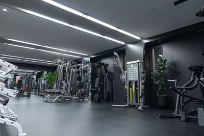 - STUDIO B -
上質で洗練された空間になっており、海外より厳選したバリエーション豊かなマシンを揃えております。 - HALLEL 半蔵門店 【STUDIO B】利用 （オープンスペース型スタジオ）の室内の写真