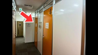 個室のお部屋が並んでいます。【TS-R 3】と貼られたお部屋をご利用ください。 - 赤坂見附ライズオフィス 赤坂見附ライズオフィス　一人用個室【TS-R 3】の室内の写真