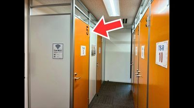 個室のお部屋が並んでいます。【TS-R 5】と貼られたお部屋をご利用ください。 - 赤坂見附ライズオフィス 赤坂見附ライズオフィス　一人用個室【TS-R 5】の入口の写真