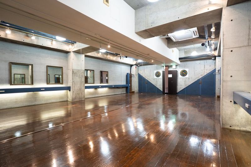 壁全面の鏡 - 登戸駅前ダンスＢＡＳＥの室内の写真