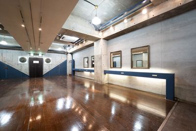 後ろの壁にも鏡とコンセント・間接照明も充実しています - 登戸駅前ダンスＢＡＳＥの室内の写真