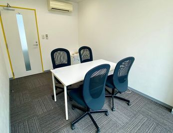 【アスパ日本橋オフィス 204号室】定員4名まで！広々とした個室で商談や打合せがし易い環境が整っています✨🚪 - アスパ日本橋オフィス