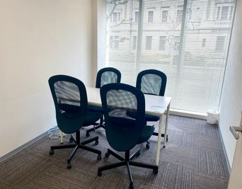 自然光が入る明るいお部屋です。
4名様まで着席可能。 - アスパ日本橋オフィス アスパ日本橋オフィス　～204号室～の室内の写真