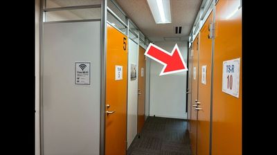 個室のお部屋が並んでいます。【TS-R 8】と貼られたお部屋をご利用ください。 - 赤坂見附ライズオフィス 赤坂見附ライズオフィス　一人用個室【TS-R 8】の入口の写真