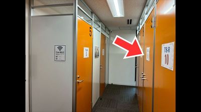 個室のお部屋が並んでいます。【TS-R　9】と貼られたお部屋をご利用ください。 - 赤坂見附ライズオフィス 赤坂見附ライズオフィス　一人用個室【TS-R 9】の入口の写真