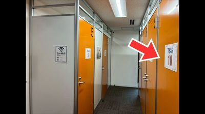 個室のお部屋が並んでいます。【TS-R 10】と貼られたお部屋をご利用ください。 - 赤坂見附ライズオフィス 赤坂見附ライズオフィス　一人用個室【TS-R 10】の入口の写真