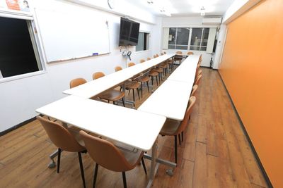 会議室用レイアウト - 【アズール】池袋おしゃれ貸会議室 WiFi大型モニタホワイトボードの室内の写真