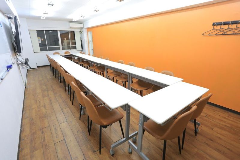 WiFi大型モニタホワイトボード - 【アズール】池袋おしゃれ貸会議室