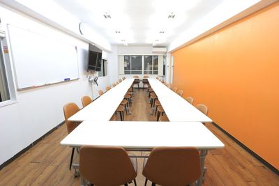 会議室用レイアウト - 【アズール】池袋おしゃれ貸会議室 WiFi大型モニタホワイトボードの室内の写真