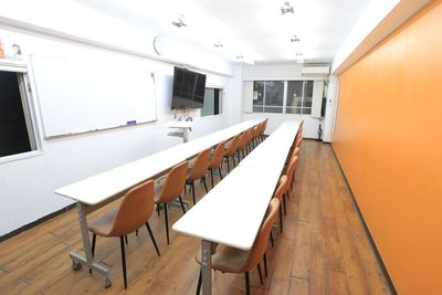 池袋の貸し会議室 - 【アズール】池袋おしゃれ貸会議室 WiFi大型モニタホワイトボードの室内の写真