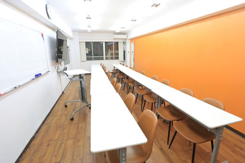 WiFi大型モニタホワイトボード - 【アズール】池袋おしゃれ貸会議室