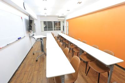 池袋の貸し会議室 - 【アズール】池袋おしゃれ貸会議室 WiFi大型モニタホワイトボードの室内の写真