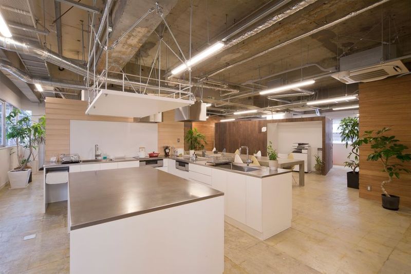 TV撮影実績あり！IH6口＆広々ワークトップの本格シェアキッチン - THE6