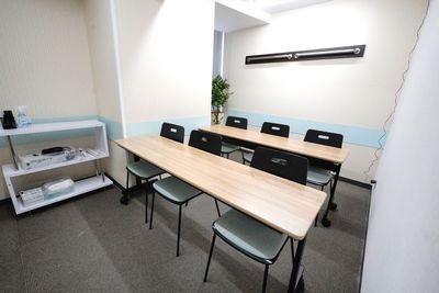 <スカイラークビル4階小貸会議室 Room5>小田原駅徒歩1分🚃6名収容🪑光回線Wi-Fi📶会議/商談/面接/ZOOM - 【スカイラークビル貸会議室】