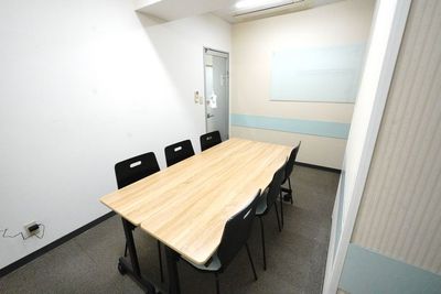 【スカイラークビル貸会議室】 スカイラークビル4階小貸会議室 Room5の室内の写真