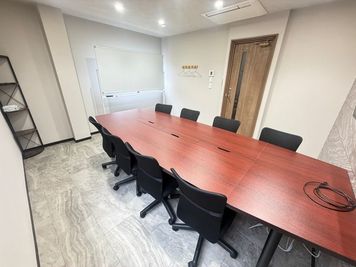 【船橋駅から徒歩1分】モニター・フリードリンク付き8名会議室（Room B）2F - いいオフィス船橋