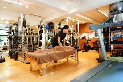 外光が入り、広さも十分な心地に良い空間 - ARTISAN Personal Training. 本格的トレーニングスペースの室内の写真