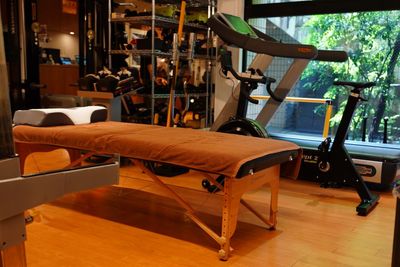 背術用ベッド（折り畳み）1台ございます。 - ARTISAN Personal Training. 本格的トレーニングスペースの設備の写真