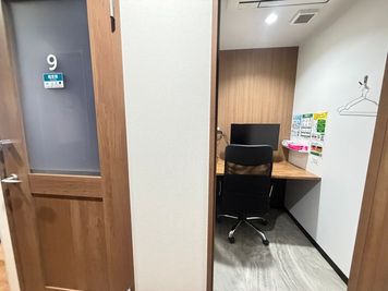 いいオフィス船橋 1名個室（ブース12）の入口の写真